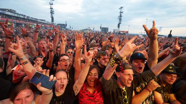 <p>Musikfans jubeln auf dem Gelände des Festivals „Rock am Ring“ 2019. Das beliebte Festival in der Eifel findet nach 2020 auch in diesem Jahr nicht statt.</p>