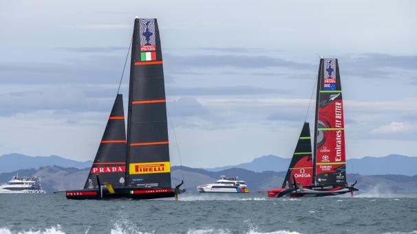 <p>Italiens Luna Rossa (links) und Team New Zealand segeln im zweiten Rennen des America's Cup im Waitemata Harbour von Auckland.</p>