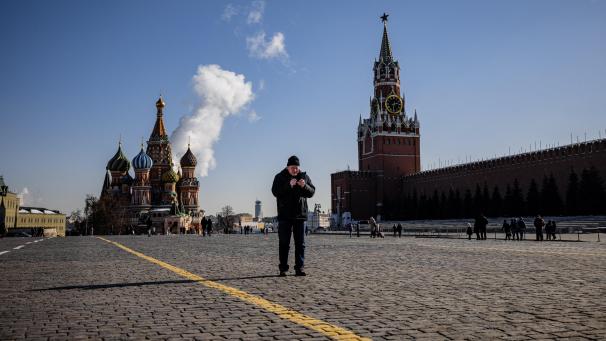 <p>Ein Mann nutzt auf dem Roten Platz in Moskau sein Smartphone.</p>