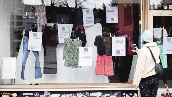 <p>Eine Studentin schaut sich Kleidungsstücke von Frauen an, die sexualisierte Gewalt erlitten haben, im Rahmen der Ausstellung „was ich anhatte...“ in einem Schaufenster an.</p>