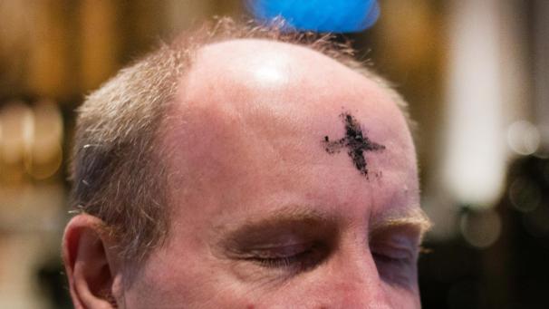 <p>Das Aschekreuz, das die Gläubigen empfangen, steht als Symbol für Buße und Umkehr.</p>