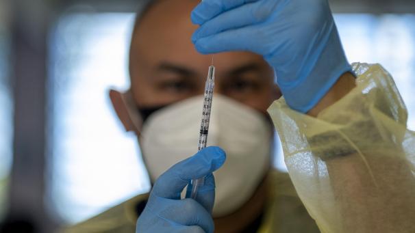 <p>Für die Impfung in Belgien gibt es mehrere Impfstoffe. Wirken sie – auch gegen Mutationen des Coronavirus?</p>