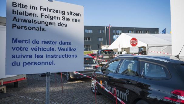 <p>Autos passieren das deutsch-französische Corona-Testzentrum am Grenzübergang Goldene Bremm. Das Departement Moselle gilt offiziell als Virusvariantengebiet in Deutschland. Wer die Grenze überqueren will, muss einen negativen Test vorlegen können. Täglich pendeln rund 16.000 Pendler von Moselle ins Saarland.</p>