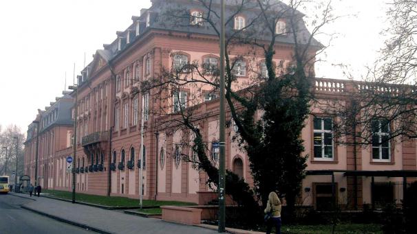 <p>Nach den heutigen Planungen wird der Landtag im Mai zu seiner konstituierenden Sitzung in das kernsanierte historische Landtagsgebäude in Mainz einziehen.</p>