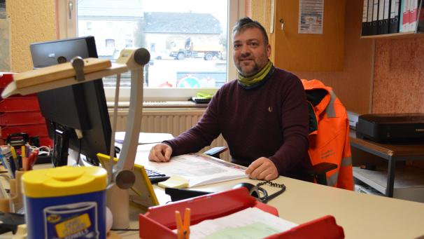 <p>Christoph Pauels fühlt sich an seinem neuen Arbeitsplatz im Bütgenbacher Bauhof bereits wohl.</p>