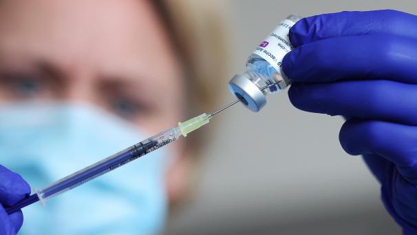 <p>Eine Ärztin präpariert eine Spritze mit dem Impfstoff Astrazeneca im Impfzentrum in Sachsen-Anhalt.</p>