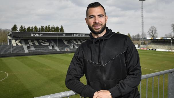 <p>Jordi Amat im Kehrwegstadion der AS Eupen. „Es ist ein großer Vorteil, dass wir hier spielen.“</p>
