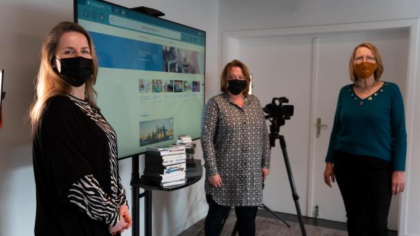 <p>Aus dem Offenen Kanal wird der „Ostbelgien-Kanal“. Am Donnerstag stellten (v.l.) Medienministerin Isabelle Weykmans, Rita Bertemes, Leiterin des Medienzentrums, und Ute Hendges das umbenannte und erweiterte Angebot vor.</p>