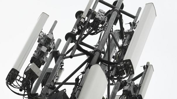 <p>Nahaufnahme eines 5G-Masts von Proximus</p>