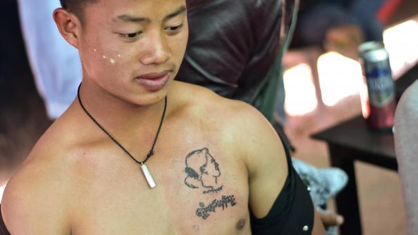 <p>In Myanmar lassen sich Anhänger der gestürzten Regierungschefin Aung San Suu Kyi deren Antlitz als Tattoo stechen. Ob auf der Brust oder auf dem Arm - in dem Land mit mehr als 53 Millionen Einwohnern tragen viele inzwischen das Profil der 75-Jährigen auf der Haut.</p>