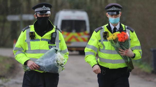 <p>Polizeibeamte nehmen Trauer-Blumen entgegen, nachdem bei der Suche nach der vermissten Sarah E. menschliche Überreste gefunden wurden. Nach dem Verschwinden der Frau in London ist ein Polizist festgenommen worden.</p>