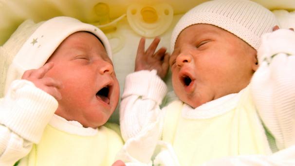 <p>Die Studienautoren schätzen, dass weltweit jedes Jahr etwa 1,6 Millionen Zwillingspaare zur Welt kommen, eines von 42 Neugeborenen ist Zwilling.</p>