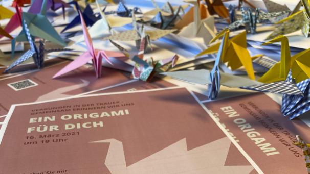 <p>Für diejenigen, die einen geliebten Menschen verloren haben und die unter erschwerten Umständen Abschied nehmen müssen, soll durch die Bewegung „Ein Origami für Dich“ ein Zeichen der Solidarität gesetzt werden.</p>