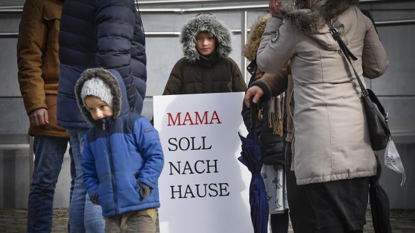 <p>Vor dem Justizgebäude in Eupen haben am Freitagmorgen Familienangehörige einer Frau, die sich zu diesem Zeitpunkt noch in Untersuchungshaft befand, inzwischen aber unter Auflagen freigelassen wurde, demonstriert.</p>