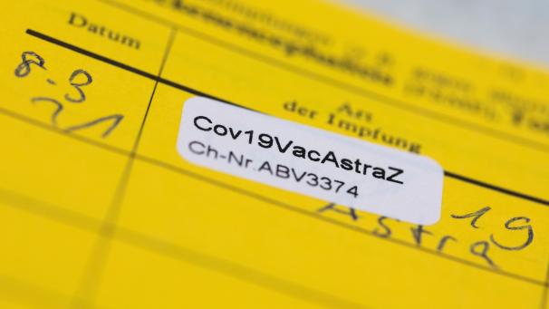 <p>Ein Aufkleber mit der Aufschrift „Cov19VacAstraZ“ in einem Impfausweis.</p>