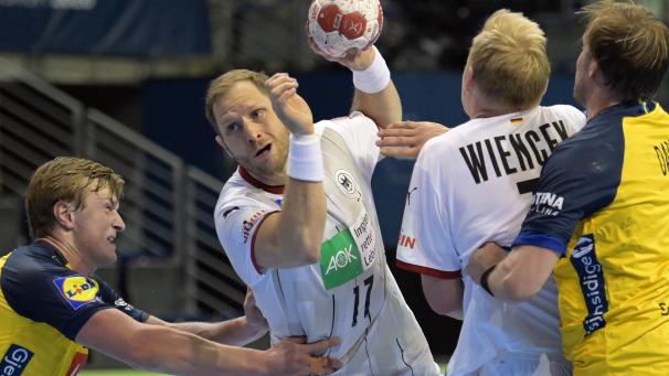 <p>Steffen Weinhold beim Wurf gegen die Schweden.</p>