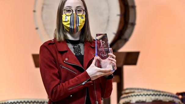 <p>Tatyana Lebrun mit ihrer Auszeichnung.</p>