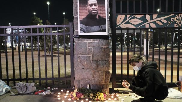 <p>Eine Frau zündet bei einer Mahnwache eine Kerze an, um das Andenken von George Floyd zu ehren. Fast ein Jahr nach der Tötung des unbewaffneten Afroamerikaners George Floyd bei einem Polizeieinsatz hat in Minneapolis, USA, der Prozess gegen den weißen Hauptangeklagten Chauvin begonnen.</p>