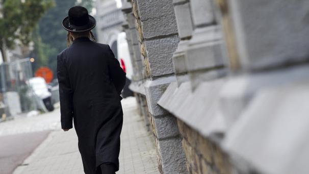 <p>Nicht nur, was auf der Straße passiert, wird von der Polizei Antwerpen kontrolliert, sondern auch, was sich hinter den Mauern jüdischer Einrichtungen abspielt.</p>