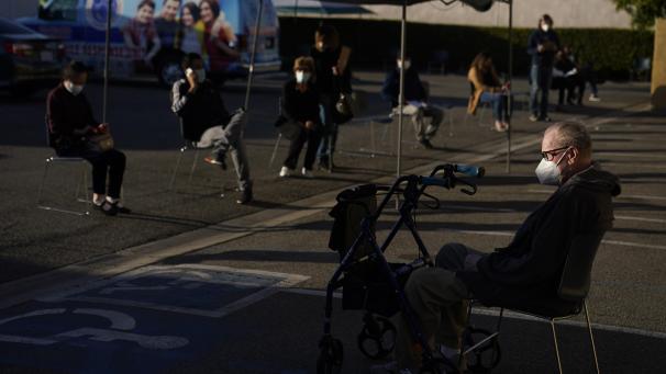 <p>Menschen warten auf einem Parkplatz in Orange County (Kalifornien) auf ihre Corona-Impfung.</p>