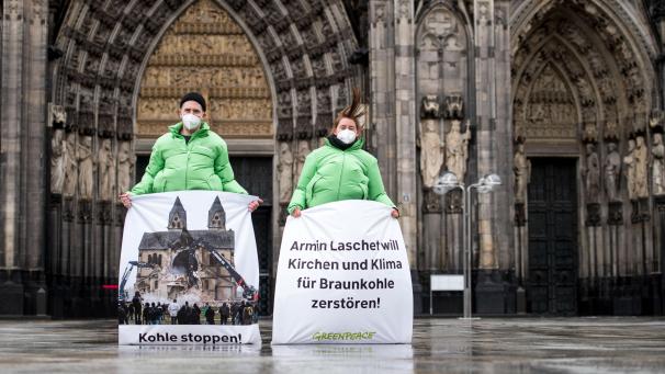 <p>Greenpeace-Aktivistinnen protestieren vor dem Kölner Dom. Anlass ist die bevorstehende Entscheidung zum weiteren Braunkohleabbau in Nordrhein-Westfalen.</p>