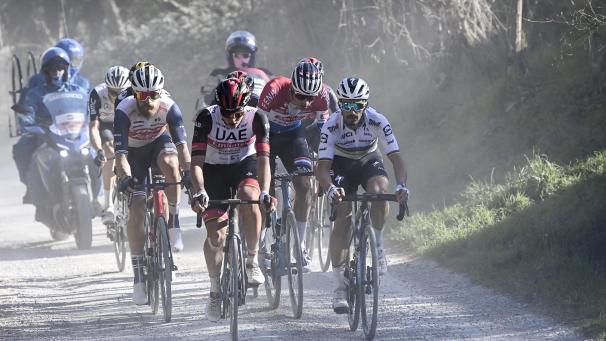 <p>Tadej Pogacar (Zweiter von links), Mathieu van der Poel (Zweiter von r.) und Julian Alaphilippe (ganz rechts) beim Strade Bianchi vor einer Woche.</p>