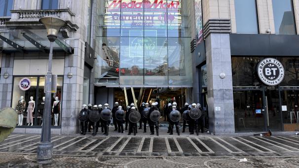 <p>Die Polizei musste zwischenzeitlich die Galerie Saint-Lambert vor den „Chaoten“ schützen.</p>