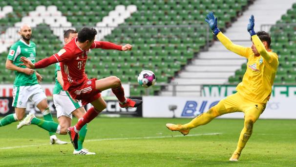 <p>Münchens Stürmer Robert Lewandowski in Aktion gegen Bremens Torwart Jirí Pavlenka.</p>