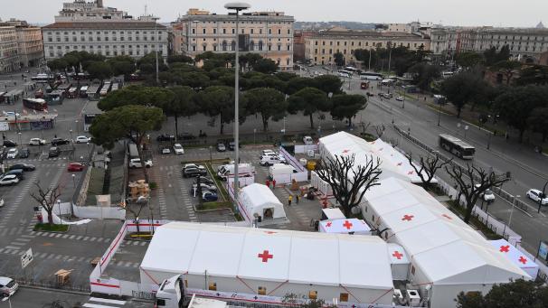 <p>Blick auf die Vorbereitungungsarbeiten zur Eröffnung des römischen Impfzentrums am Piazza dei Cinquecento in der Nähe des Bahnhof Roma Termini.</p>