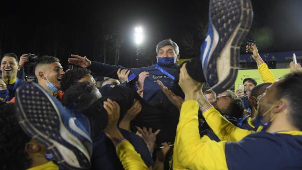 <p>Unions Coach Felice Mazzu wird von den Spielern auf Händen getragen. Der Verein mit der Stammnummer 10 ist wieder erstklassig.</p>