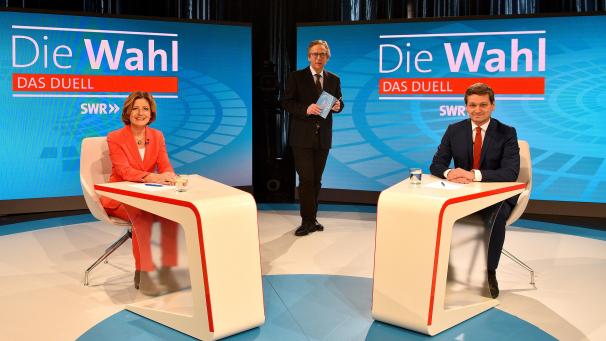<p>Malu Dreyer (SPD), Ministerpräsidentin von Rheinland-Pfalz, sitzt beim einzigen TV-Duell im Corona-Wahlkampf gegenüber ihres Herausforderers Christian Baldauf (CDU) im Fernsehstudio des SWR.</p>