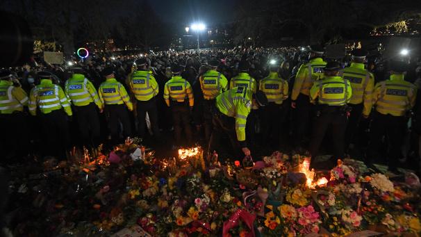 <p>Versuche der Polizei, die wegen der Corona-Maßnahmen nicht genehmigte Versammlung teils mit Gewalt aufzulösen, wurden mit lautstarken Protestrufen und Pfeifkonzerten beantwortet, wie auf Videos im Internet zu sehen war.</p>