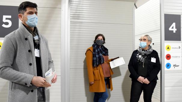 <p>Trockenlauf im Impfzentrum St.Vith: Laura Piraprez (M.) durchläuft den Impfprozess von A bis Z. Die Erläuterungen dazu geben die Leiterin des Zentrums, Chantal Lentz (r.), und Guido Jost vom DG-Ministerium. Am Donnerstag geht es hier los.</p>