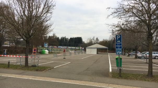 <p>Das Covid-19-Testzentrum der Klinik St. Josef ist vom Triangel zum Parkplatz an der Rodter Straße umgezogen. Es gilt nach wie vor das Drive-In-Prinzip.</p>