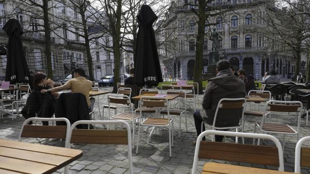 <p>Öffnet die Terrassen für die Osterferien, das fordern die N-VA-Größen Bart De Wever und Jan Jambon.</p>