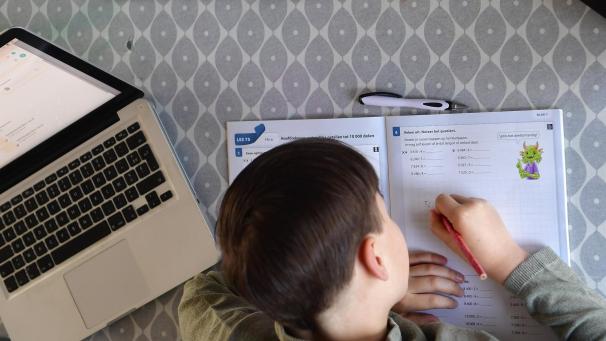 <p>Schüler, die sich wegen der Corona-Schutzmaßnahmen im Fernunterricht befinden, gelten für diese Tage als gerechtfertigt abwesend.</p>