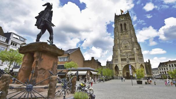 <p>Das Bild aus Band 1 des neuen Reiseführers zeigt den Gallier Ambiorix, der als Statue auf die Basilika in Tongern blickt.</p>