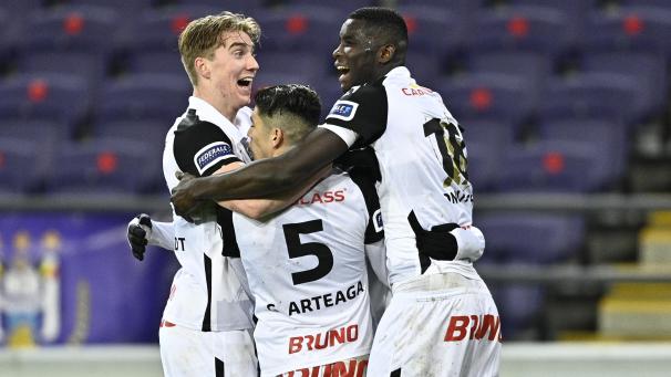 <p>Paul Onuachu (r.) brachte Genk in Führung.</p>