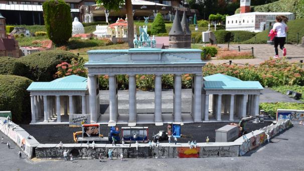 <p>Als die Berliner Mauer noch stand: Das Brandenburger Tor gehört zu den nachgestellten Wahrzeichen, die es in Miniaturform im „Mini-Europa“ zu bestaunen gibt.</p>