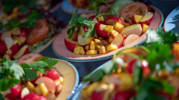 <p>Teller mit veganen Gerichten liegen in der veganen Mensa auf dem Campus der Technischen Universität in der Auslage.</p>