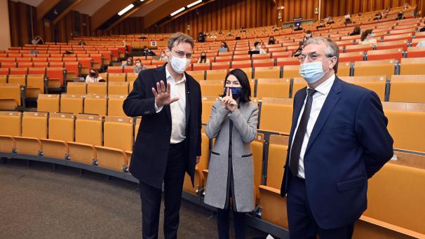 <p>Waren am Montag in Neu-Löwen zu Gast: Valérie Glatigny (Bildmitte) und Pierre-Yves Jeholet (ganz rechts).</p>