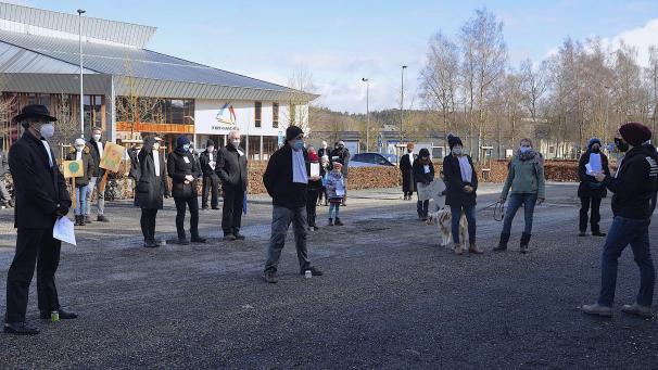 <p>Stiller Protest: Rund 50 „Anwälte fürs Klima“ versammelten sich am Sonntagnachmittag auf dem Parkplatz des St.VIther Triangels.</p>