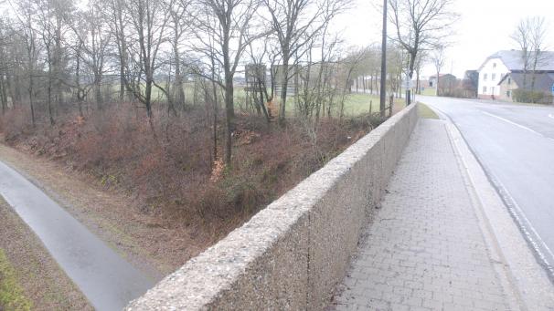 <p>An der Walleroder Brücke wird eine Zufahrt zum Vennbahnradweg eingerichtet.</p>