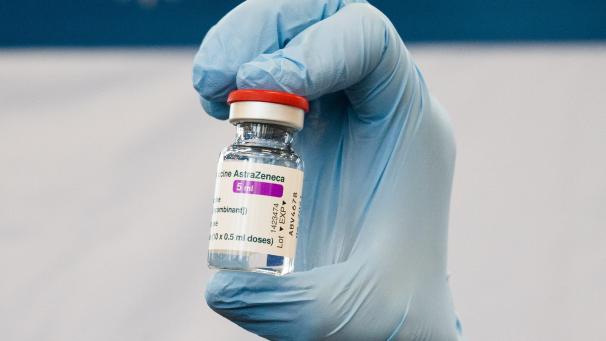 <p>Dänemark hat die Impfungen mit dem Mittel von AstraZeneca zuerst ausgesetzt, nachdem eine Dänin nach einer Impfung an einem Blutgerinnsel gestorben ist.</p>