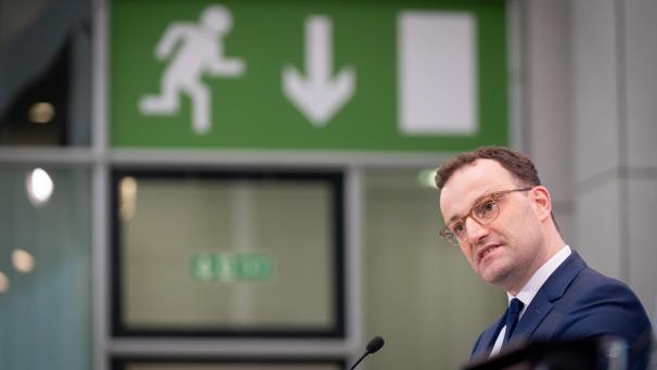 <p>Stolpert mittlerweile nur noch von Panne zu Fehler zu Katastrophe: der deutsche Gesundheitsminister Jens Spahn. Den angezeigten Ausgang aus der Krise sieht er schon länger nicht mehr.</p>