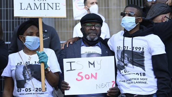 <p>Der Vater von Moïse „Lamine“ Bangoura (Bildmitte) bei einer „Black Lives Matter“-Demo in Brüssel im Juni 2020</p>