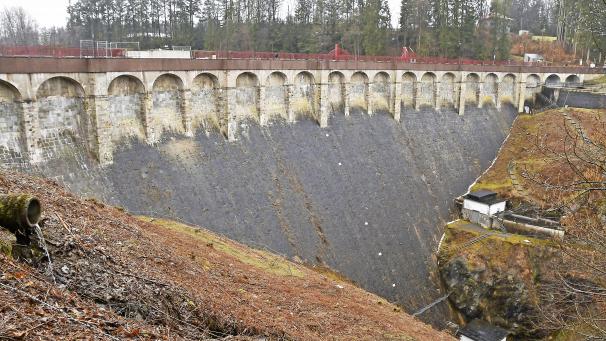 <p>Die erforderlichen Sanierungsarbeiten an der von Wasserstauraum abgewandten Seite der Staumauer in Robertville werden sich über zwei Perioden von jeweils sieben Monaten bis Herbst 2022 hinziehen.</p>
