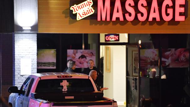 <p>Die Sicherheitsbehörden sind zum Tatort einer tödlichen Schießerei in einem Massagesalon in Georgia gekommen. Acht Menschen sind bei drei verschiedenen Vorfällen in Wellnesseinrichtungen in und in der Nähe der Stadt Atlanta im südlichen US-Bundesstaat Georgia erschossen worden.</p>