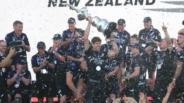 <p>Es ist der vierte Cup-Triumph für das Emirates Team New Zealand mit Steuermann Peter Burling (Mitte).</p>