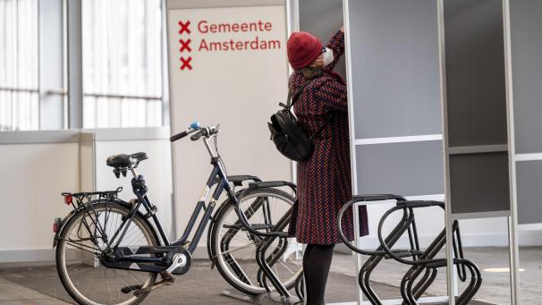 <p>Eine Frau gibt im Gebäude der RAI (Verband der Fahrrad- und Automobilindustrie), an einer dort eingerichteten Wahlkabine, ihre Stimme für das niederländische Parlament ab. Rund 13 Millionen Bürger sind aufgerufen, die 150 Abgeordneten der Zweiten Kammer zu wählen.</p>